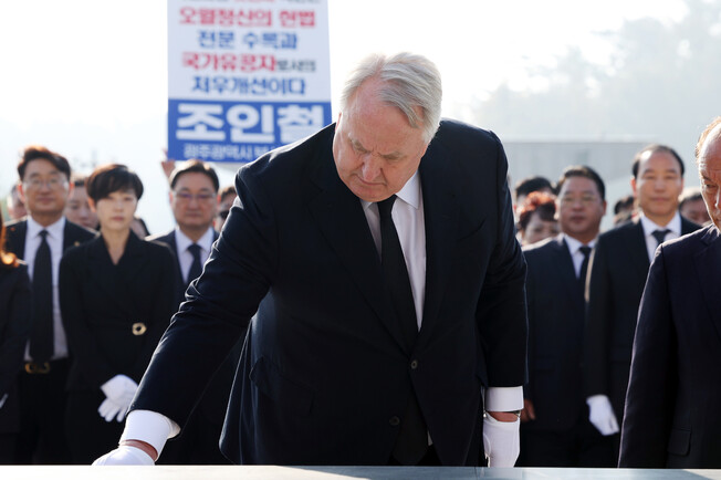 국민의힘 인요한 혁신위원장이 30일 오전 광주 북구 국립 5·18 민주묘지를 참배하고 있다. 연합뉴스