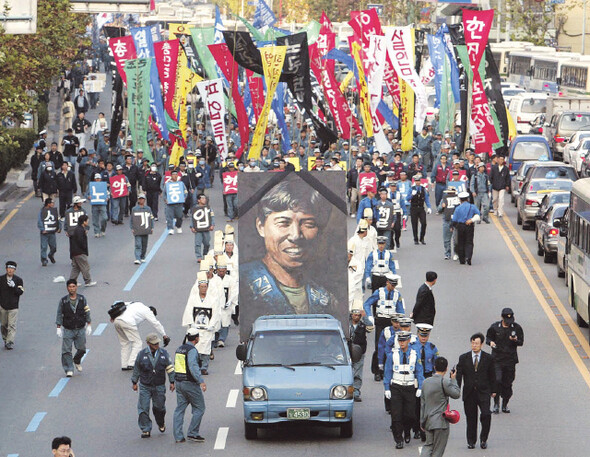 김주익 전 한진중공업 노조위원장이 18억여원의 손해배상 청구와 가압류 철회, 해고자 복직 등을 주장하며 고공농성에 들어간 지 129일째인 2003년 10월17일 스스로 목숨을 끊었다. 사진은 김 전 위원장을 추모하는 부산시내 시위 행렬. 한겨레 자료.