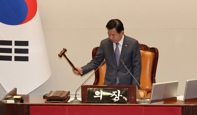 김진표 국회의장이 18일 오후 서울 여의도 국회에서 열린 본회의에서 의사봉을 두드리고 있다. 연합뉴스