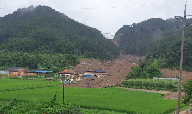 지난달 7일 전남 곡성군 오산면 선세리 인근 산이 무너져 일부 주택이 흙에 파묻혀 있다. 이 사고로 주택 5채가 매몰되며 5명이 숨졌다. 김용희 기자