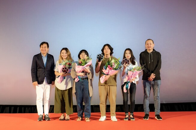넷플릭스 등 새로운 플랫폼과도 경쟁해야 하는 시대, 한국 영화 또 다른 100년을 이끌어야 하는 신인 감독들의 고민은 더 깊다. 왼쪽 두번째부터 이번 프로젝트에서 선정된 이유진·김율희·박형남·정은욱 감독. 시상에 참여한 안성기(왼쪽)·정원영(오른쪽) CJ문화재단 이사