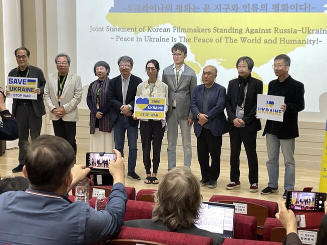 29일 오후, 전북 전주시 고사동 중부비전센터에서 열린 우크라이나 전쟁을 반대하는 한국 영화인 연대 선언에서 전주국제영화제를 비롯해 국내 10개 영화제의 집행·조직위원장들이 공동성명서를 발표하고 있다. 오승훈 기자