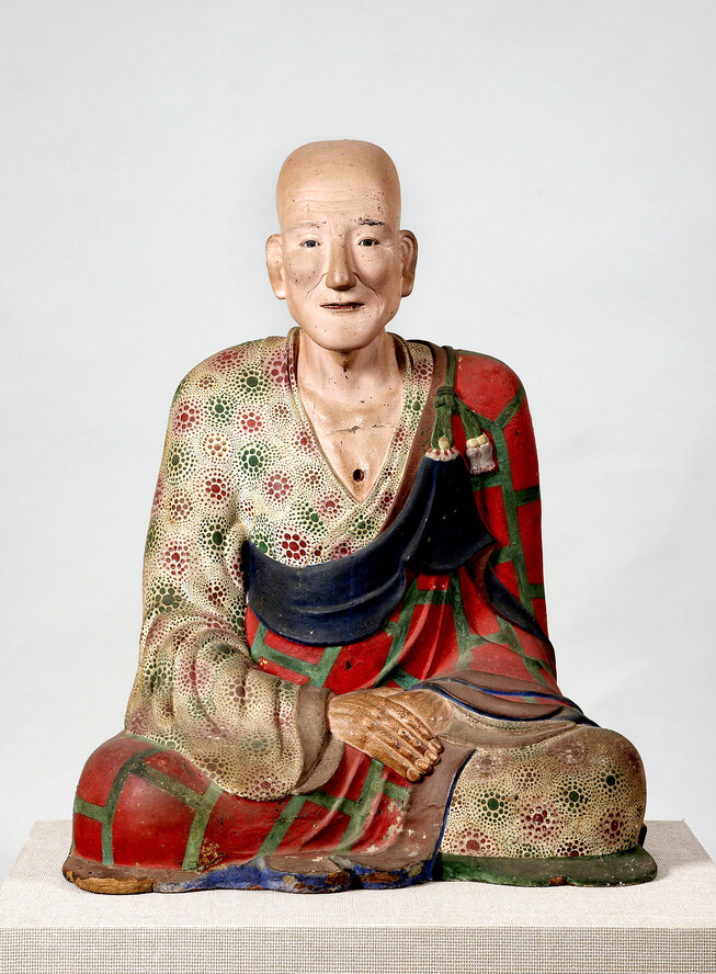 합천 해인사 소장 희랑대사 건칠 좌상의 정면. 지금의 상은 18세기 이후 색과 무늬를 덧입힌 것이다.