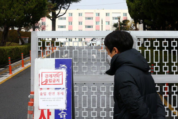 코로나19가 확산하는 대구에서 국내 첫 아파트 대상의 코호트 격리가 시행됐다. 130여가구가 사는 것으로 전해진 이 아파트에선 지금까지 46명의 확진자가 나온 것으로 파악됐다. 연합뉴스