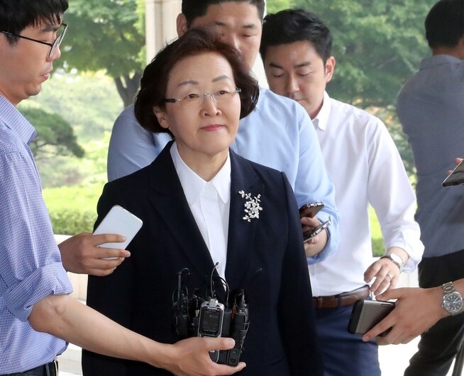 신연희 전 서울 강남구청장이 2016년 6월 조사를 받기 위해 서울 서초구 서울중앙지검으로 출석하고 있다. 연합뉴스