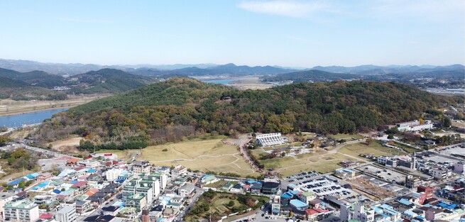 부여 관북리 유적 및 부소산성 전경.