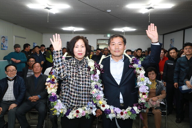 진안군수 재선거에 나선 더불어민주당 전춘성 후보가 15일 밤늦게 당선이 확정되자 기뻐하고 있다. 전 후보 캠프 제공