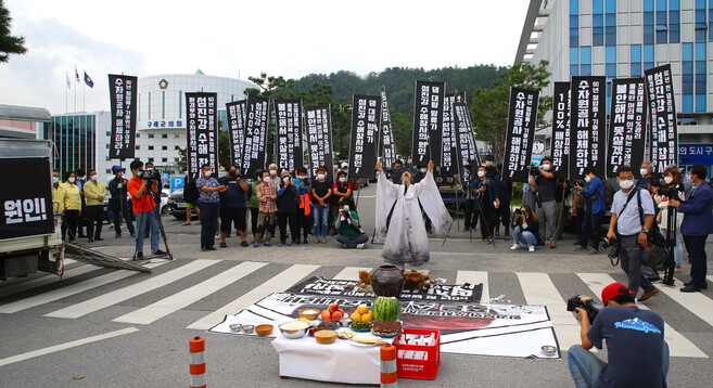 구례주민들이 10일 구례군청 앞 도로에서 섬진강 수해참사를 숨진 소들의 영혼을 달래는 노제를 열어 진상규명과 피해보상을 촉구했다.구례군청 제공