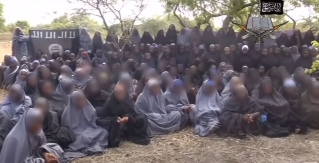 나이지리아 무장단체 보코하람이 2014년 영상을 통해 공개한 납치한 치복 여학생들의 모습. 유튜브 갈무리