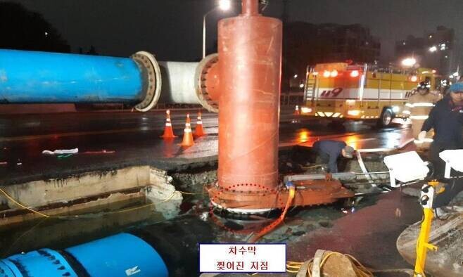 지난해 5월17일 인천 부평구 부평구청역 인근 상수도관 교체 공사를 하던 노동자 1명이 누수로 갑자기 차오른 물에 빠져 숨졌다. 인천소방본부 제공