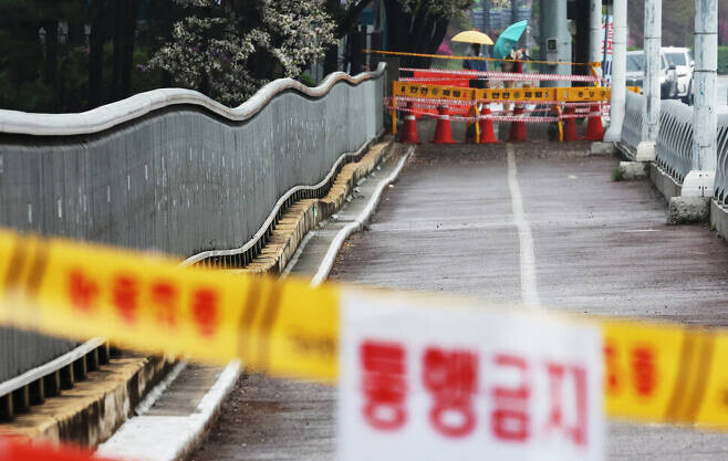 지난 4월6일 “보행로 일부가 기울어져 있다”는 민원이 접수돼 보행이 통제된 경기도 성남시 수내교의 모습. 연합뉴스