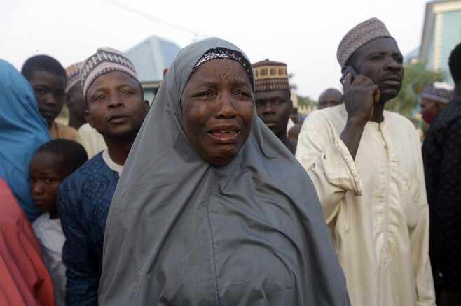지난해 12월 나이지리아 카트치나주 칸카라의 한 여성이 납치됐다 돌아온 아이를 기다리며 울고 있다. 카트치나/AP 연합뉴스