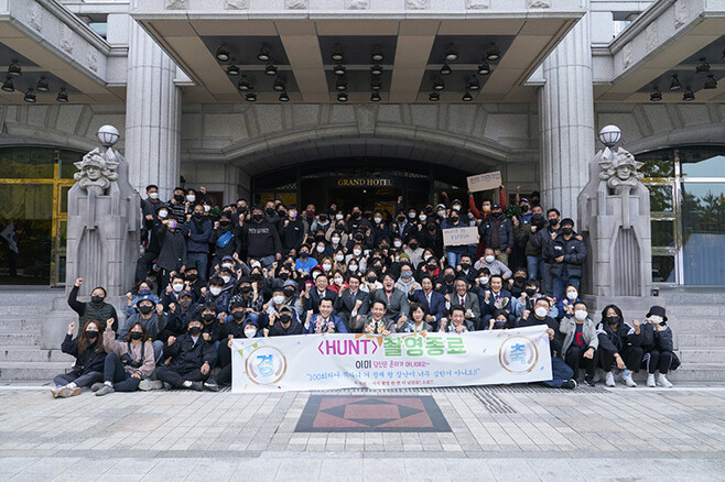 지난 13일, 영화 &lt;헌트&gt; 마지막 촬영을 마치고 제작진이 함께 기념사진을 찍은 모습. 메가박스중앙플러스엠 제공