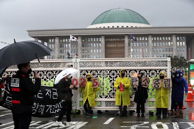 지난달 19일 국회의사당 정문 앞에서 ‘멸종반란한국’ 활동가들이 기습시위를 벌이고 있다. 김봉규 선임기자