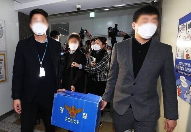 경찰이 지난해 2월 은수미 성남시장 선거캠프 자원봉사자들의 서현도서관 부정채용 의혹 등과 관련해 성남시청을 압수수색하고 있다. 연합뉴스 경찰이 지난해 2월 은수미 성남시장 선거캠프 자원봉사자들의 서현도서관 부정채용 의혹 등과 관련해 성남시청을 압수수색하고 있다. 연합뉴스