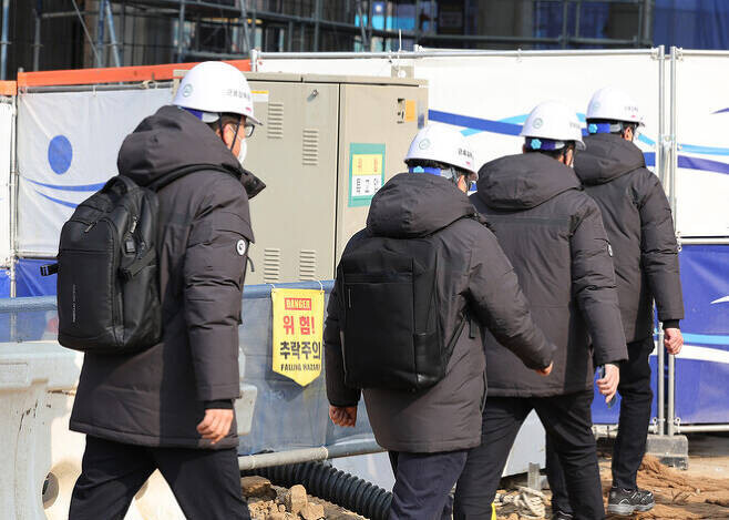 지난 8일 노동자 2명이 추락사고로 숨진 경기도 성남시 수정구 판교제2테크노벨리 한 건물 신축 현장 합동감식이 진행된 11일 오후 관계자들이 사고 현장으로 이동하고 있다. 연합뉴스