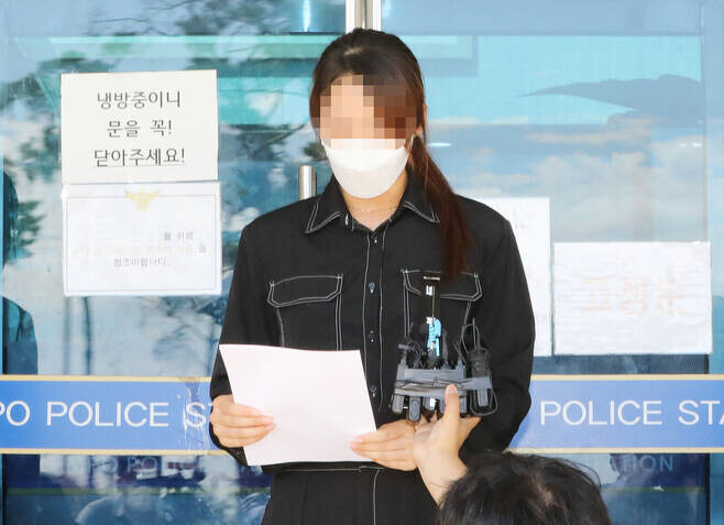 택배노조 소속 직원들을 원망하는 유서를 남기고 극단적 선택을 한 40대 김포 택배대리점주의 아내가 지난해 9월17일 오전 경기도 김포시 장기동 김포경찰서 앞에서 기자회견을 열어 입장을 밝히고 있다. 유족 쪽은 이날 명예훼손 및 모욕 혐의로 전국택배노조 노조원 13명을 고소했다. 연합뉴스