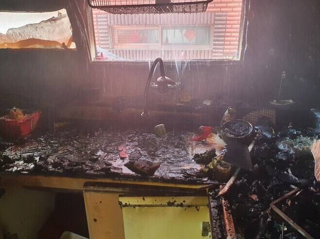 지난 9월14일 인천시 미추홀구 용현동 한 빌라에 불이 난 모습. 이 불로 크게 다쳐 병원에서 치료를 받아오던 초등학생 형제 중 동생이 21일 숨졌다. 인천소방본부 제공