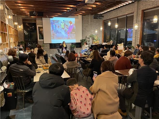 지난달 28일 전주 한옥마을 한 카페에서 유혜숙 전 코끼리유치원장의 북콘서트가 열렸다. 유 전 원장 제공