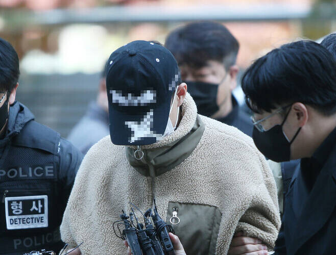 누나를 살해하고 주검을 유기한 혐의를 받는 20대 남동생이 지난 5월2일 오후 구속 전 피의자 심문(영장실질심사)을 받기 위해 인천지법으로 들어서고 있다. 연합뉴스