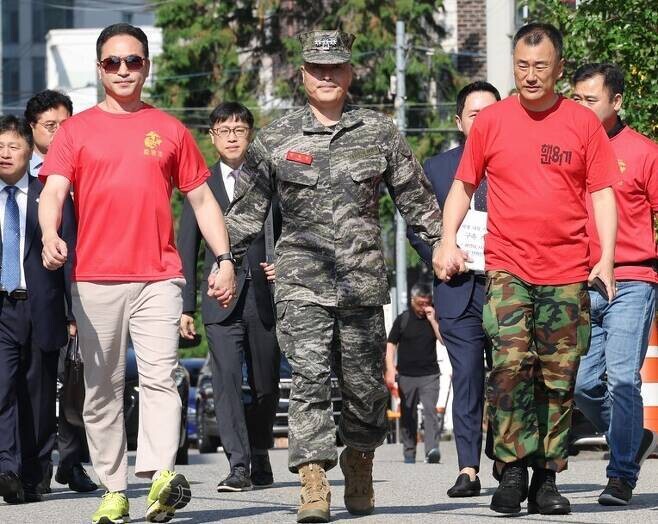 해병대원 순직사건 축소 외압 의혹을 폭로했다가 항명 혐의로 입건된 박정훈 전 해병대 수사단장(대령)이 예비역 동기생들과 두 손을 꼭 잡은 채 지난 9월1일 오전 구속 전 피의자심문(영장실질심사)을 받으러 서울 용산 군사법원으로 들어가고 있다. 김정효 기자