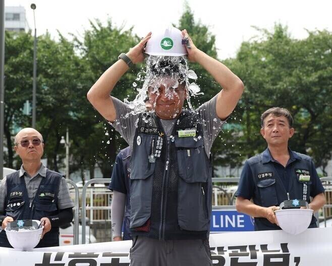 8월2일 건설노조원들이 ‘시원한 폭염법 촉구’ 얼음물 붓기 행위극을 하고 있다. 강창광 선임기자 chang@hani.co.kr