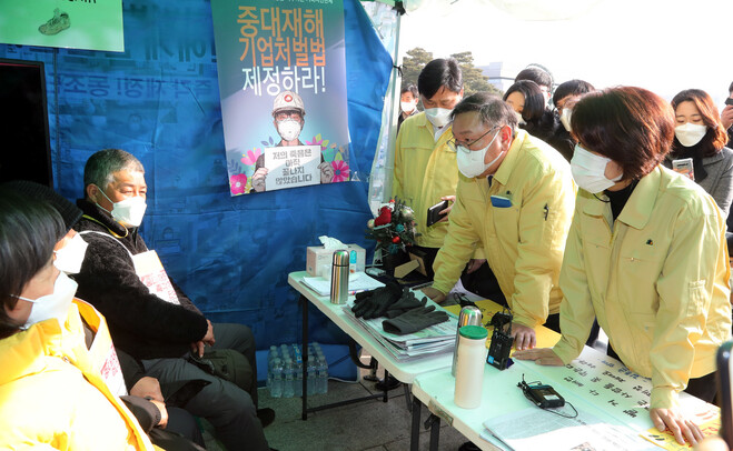 김태년 더불어민주당 원내대표와 한정애 정책위의장이 24일 오전 국회 본청 앞에서 중대재해기업처벌법 제정을 요구하며 단식 중인 정의당 농성장을 방문해, 고 김용균씨 어머니인 김미숙 김용균재단 이사장 등과 대화하고 있다. 연합뉴스