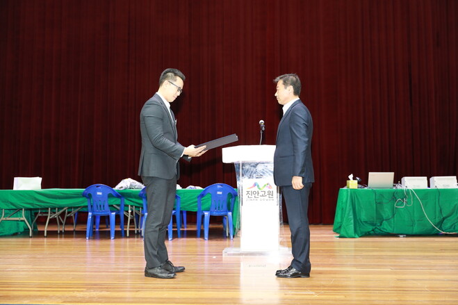 진안군수에 당선한 전춘성 후보가 16일 오전 0시20분께 개표장에서 선관위 쪽으로부터 당선증을 받고 있다. 전 후보 캠프 제공