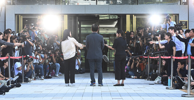 이재명 더불어민주당 대표가 ‘쌍방울 그룹 대북 송금’ 의혹 관련 피의자 신분으로 조사를 받기 위해 12일 오후 경기도 수원시 영통구 수원지검으로 출석하고 있다. 연합뉴스