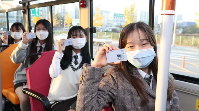화성시가 수도권 최초로 만 7∼18살 이하 청소년 대상 무상교통 정책을 시행 중이다. 화성시 제공 화성시가 수도권 최초로 만 7∼18살 이하 청소년 대상 무상교통 정책을 시행 중이다. 화성시 제공