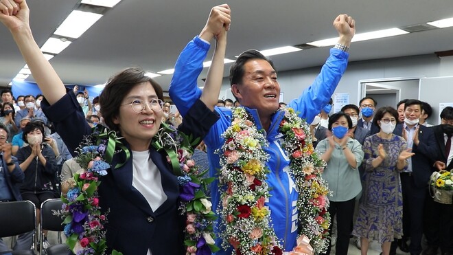 이재준 더불어민주당 수원특례시장 당선자가 개표 방송 내내 국민의힘 김용남 후보에 밀리다가 개표 막판 극적으로 역전에 성공하며 승리했다. 인구 100만 이상 특례시 수원·용인·고양·창원 4곳 가운데 유일하게 더불어민주당이 수성했다. 이재준 선거캠프 제공