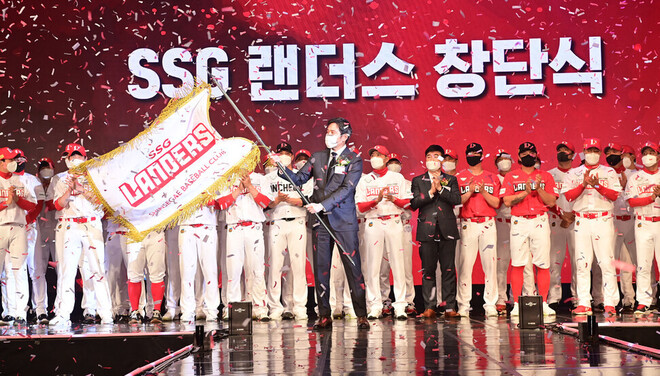 정용진 에스에스지(SSG) 랜더스 구단주 겸 신세계그룹 부회장이 지난달 30일 오후 서울 중구 웨스틴 조선호텔에서 열린 구단 창단식에서 힘차게 구단기를 흔들고 있다. 공동취재사진