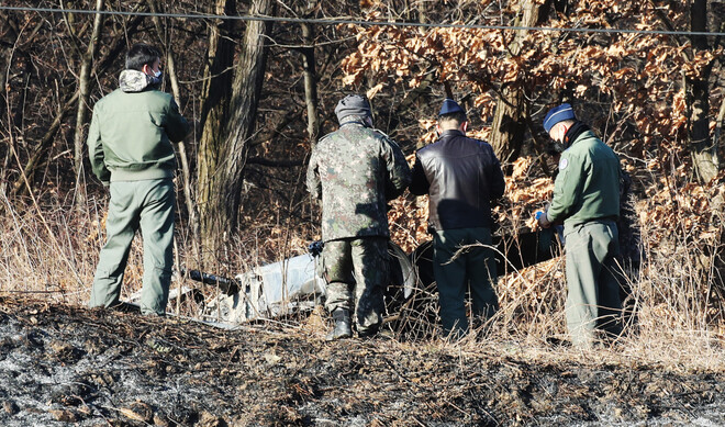 11일 오후 1시44분께 경기도 화성시 정남면 관항리의 한 야산에 공군 10전투비행단 소속 F-5E 전투기 1대가 추락했다. 군 관계자들이 추락한 전투기 기체를 살피고 있다. 연합뉴스