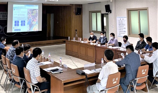 하동군 주민주도 입지선정위원회 위원들이 지난 7월13일 하동군 금남면 면사무소 회의실에서 제5차 회의를 진행하고 있다. 한전 남부건설본부 제공