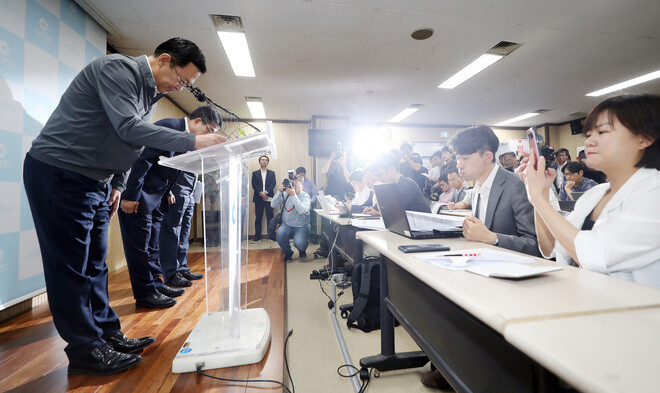 박남춘 전 인천시장이 2019년 6월17일 인천시 남동구 인천시청에서 열린 ‘붉은 수돗물 피해 관련 조치·경과보고 기자회견’에서 피해 주민들에게 사과 인사를 하고 있다. 연합뉴스