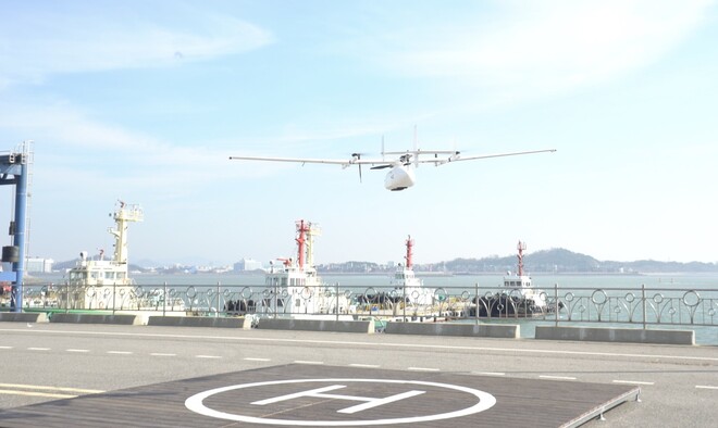 지난 21일 인천신항 관리부두에서 의약품 등을 실은 ‘수직이착륙 드론’이 이륙하고 있다.