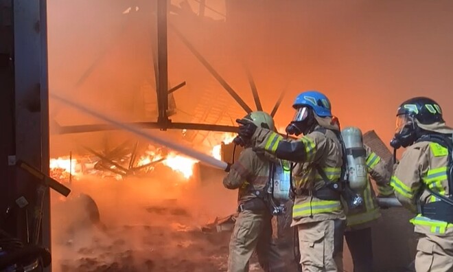 24일 오전 11시23분께 인천 동구 한 가구공장에서 불이나 소방당국이 진화 작업을 벌이고 있다. 인천소방본부 제공