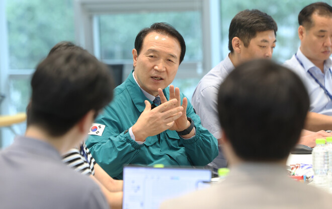 임태희 경기도교육감이 24일 도교육청에서 연 기자회견을 통해 “정상적인 교육활동 과정에서 벌어진 송사 문제에 대해 기관이 직접 대응하겠다”고 밝히고 있다. 경기도교육청 제공