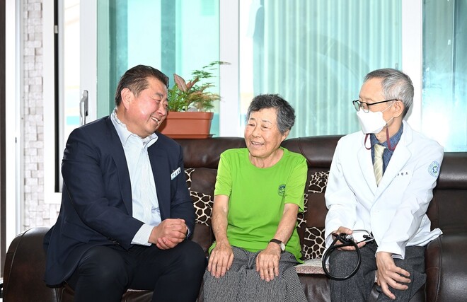 김경일 파주시장이 비무장지대 내 유일 마을인 ‘대성동마을’ 주민을 만나 고엽제 피해 현황을 파악하고 있다. 파주시 제공