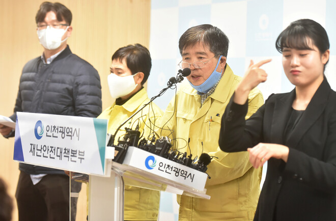 박규웅 인천시 건강체육국장이 10일 시청 기자회견실에서 서울 구로구 콜센터 직원 중 인천거주 코로나19 확진 환자 발생과 관련해 브리핑하고 있다. 인천시 제공