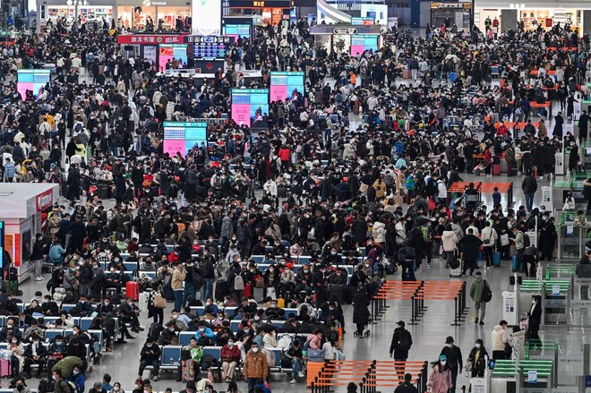 11일 중국 상하이 홍차오역에 승객들이 모여 있다. 상하이/AFP 연합뉴스