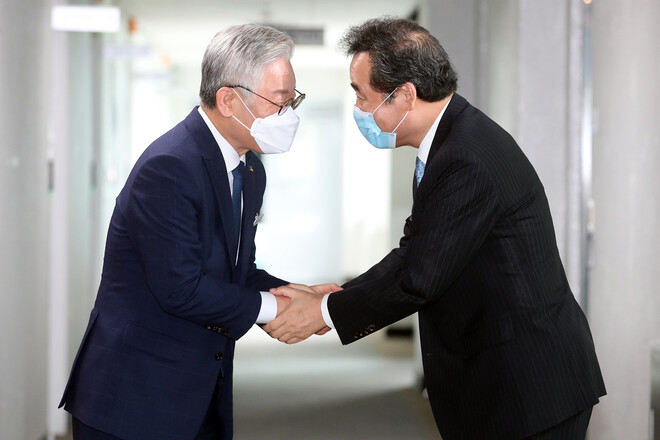 이낙연 더불어민주당 의원과 이재명 경기도지사가 30일 경기도청에서 만나 인사를 나누고 있다. 경기도 제공