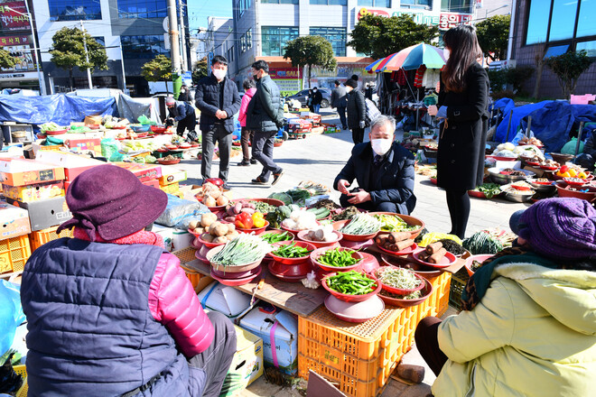 전창곤 여수시의회 의장이 8일 전통시장을 찾아 코로나19에 따른 노점상인들의 어려움을 듣고 있다. 여수시의회 제공