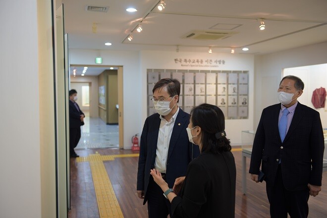 &nbsp; &nbsp; &nbsp; &nbsp; &nbsp; &nbsp; &nbsp; &nbsp; &nbsp; &nbsp; &nbsp; &nbsp; &nbsp; &nbsp; 특수교육박물관을 둘러보고 있는 홍석준 국회의원. 대구사이버대 제공