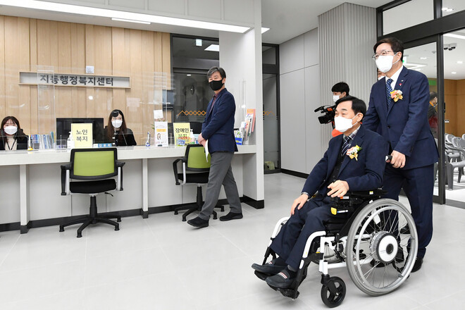 인권영향평가를 설계에 반영한 수원시 최초의 인권청사 ‘지동행정복지센터’가 15일 공식 개청했다.