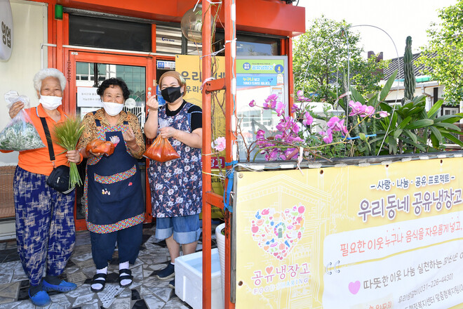 공유냉장고는 누구나 음식을 가져갈 수 있고, 누구나 채울 수 있는 방식으로, 주민 자율적으로 운영된다. 수원시 제공