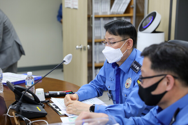 정봉훈 해양경찰청장이 8일 새벽 제주남방 해역 헬기 해상추락 실종자 수색을 위해 중앙구조본부를 비상가동하고 수색에 총력을 다할것을 지시했다.