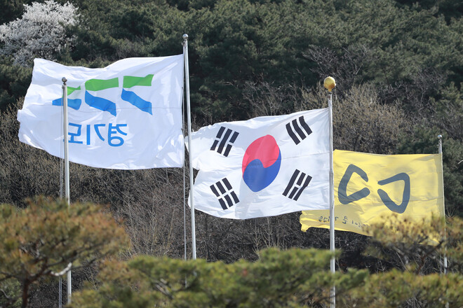 지난해 4월 경기도청 국기게양대에 게양한 세월호기. 경기도 제공