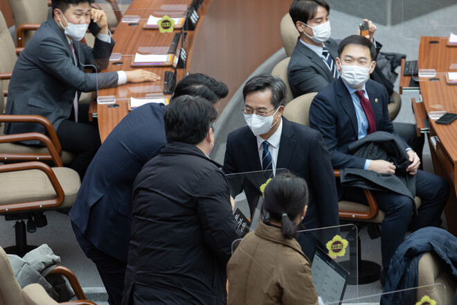 김동연 경기도지사가 지난 17일 경기도의회 정례회 본회의에서 2023년 경기도 본예산안이 통과된 뒤 도의원들과 인사를 나누고 있다. 경기도 제공