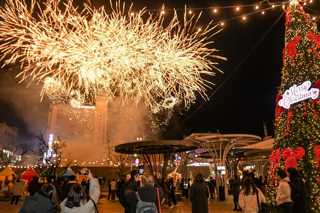 지난 24일 경기도 오산시 오산역 광장에서 ‘제1회 크리스마스 마켓’ 행사 시작을 알리는 불꽃 축제가 열렸다. 오산시 제공